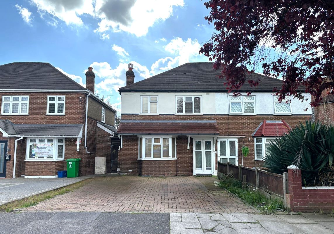 28 Chalgrove Crescent, Ilford, Essex, IG5 0LU