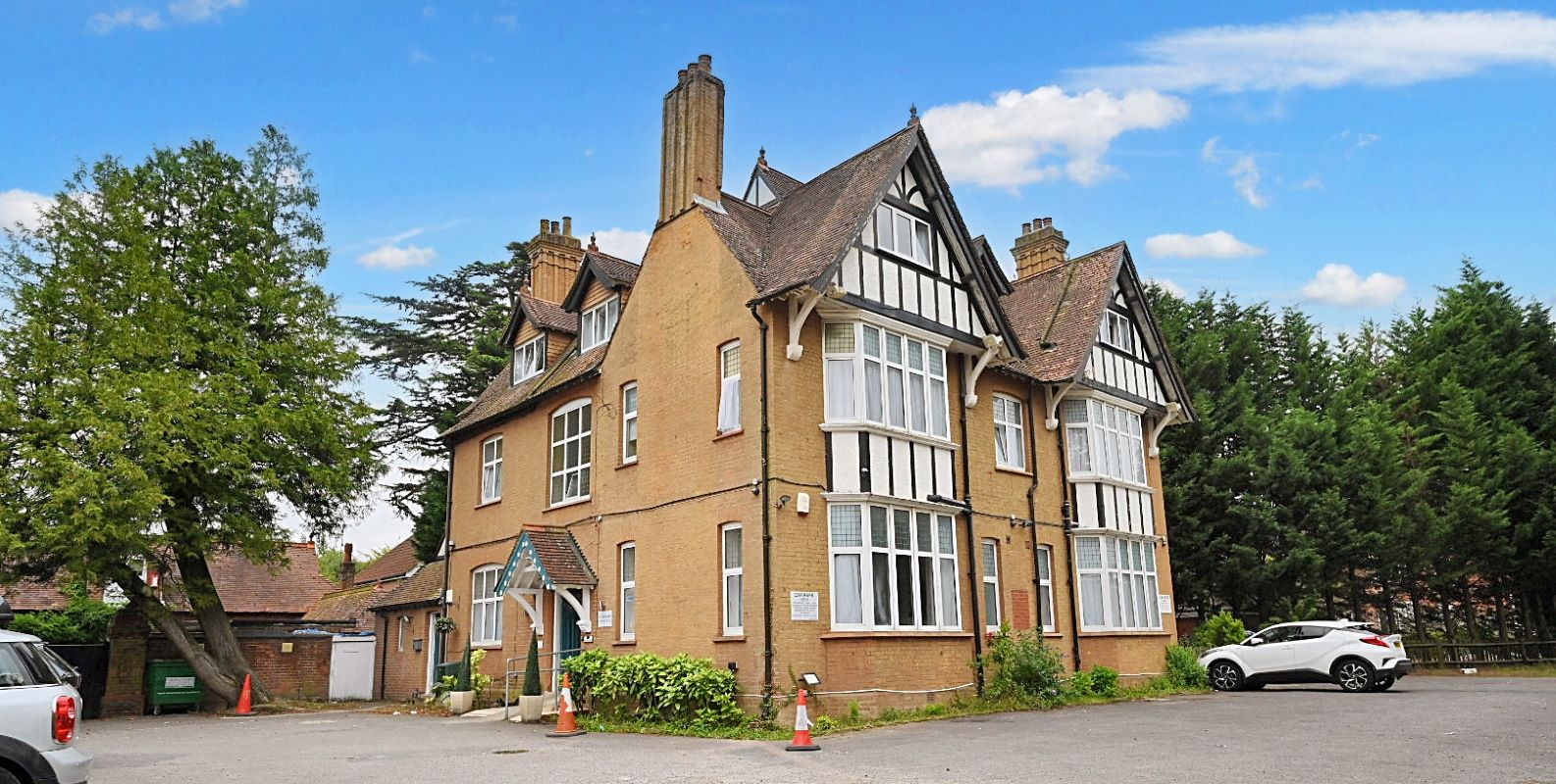 Gatwick Inn Hotel, 50 Bonehurst Road, Horley, West Sussex, RH6 8QJ