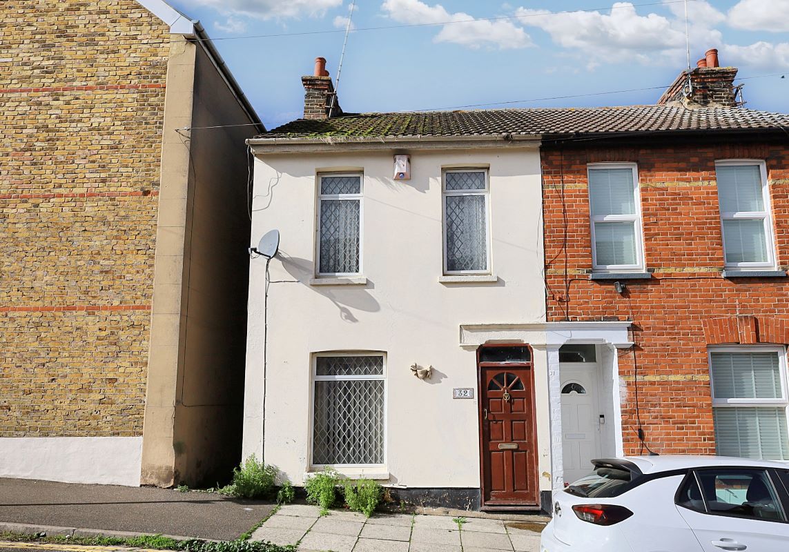 32 Clarendon Road, Gravesend, Kent, DA12 2BP