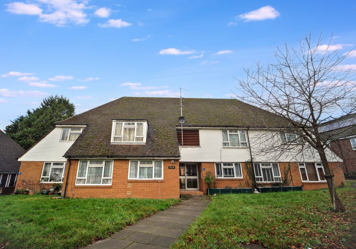 28 Levett Road, Leatherhead, Surrey, KT22 7EG