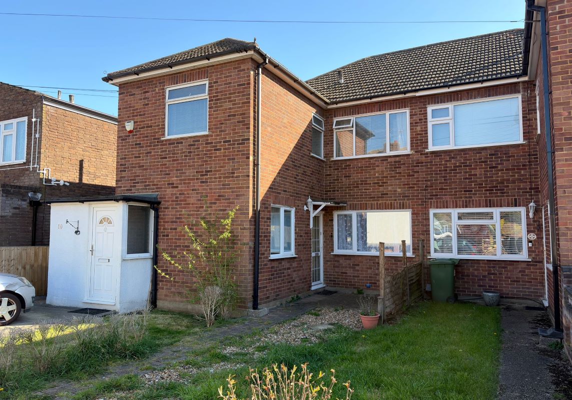 8 Essex Close, Romford, Essex, RM7 8BD