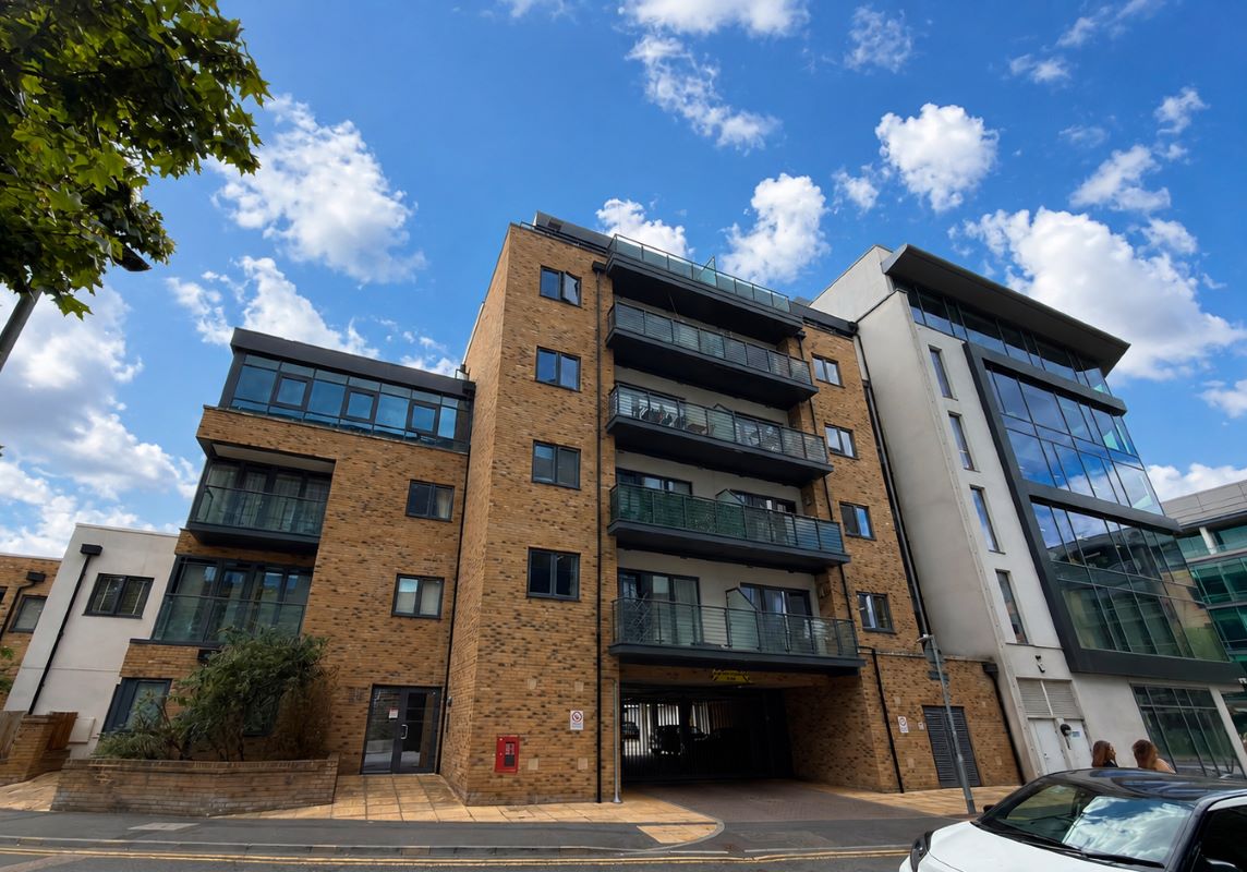 Flat 27 Hemingford Court, Gartlet Road, Watford, Hertfordshire, WD17 2AQ