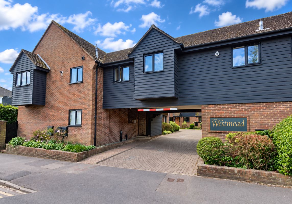 Flat 3 Westmead, The Hart, Farnham, Surrey, GU9 7HF
