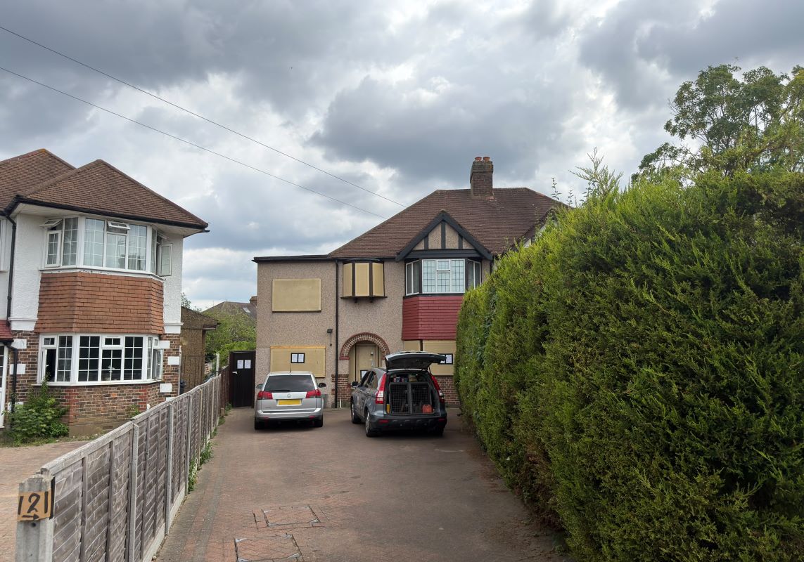 121 Glebe Gardens, New Malden, Surrey, KT3 5RX