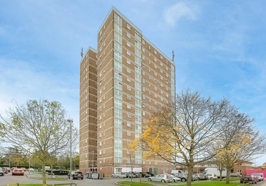 15 Highview House, Hatch Grove, Romford, Essex, RM6 5NS