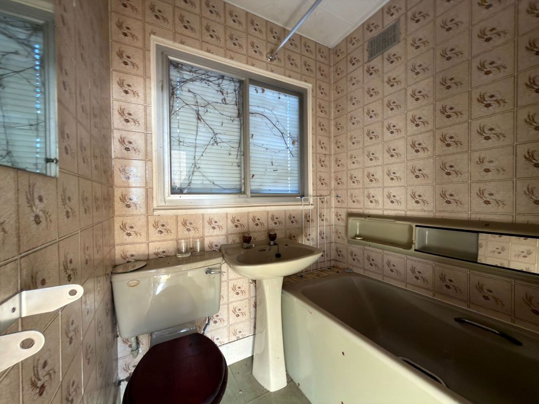 75 Knighton Way Lane, Uxbridge, Middlesex, UB9 4EH