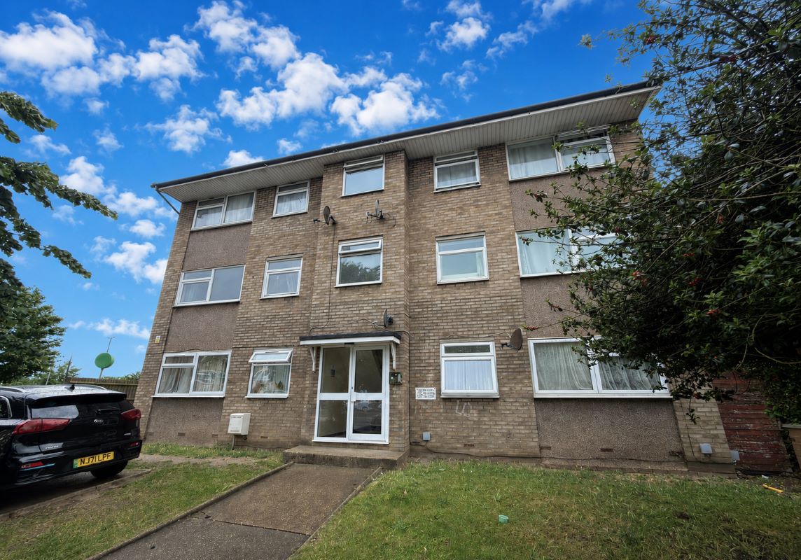 171B Whalebone Lane South, Dagenham, Essex, RM8 1AT