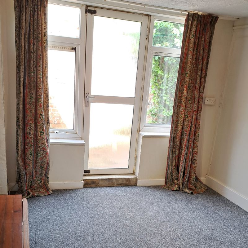 24 Campbell Road, Bedford, Bedfordshire, MK40 3DD Robinson And Hall