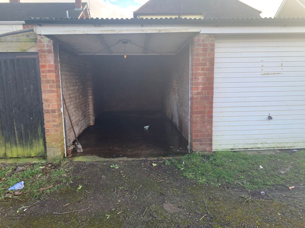 Garages to the rear of, 39 Downs Road, Dunstable, Bedfordshire, LU5 4DD