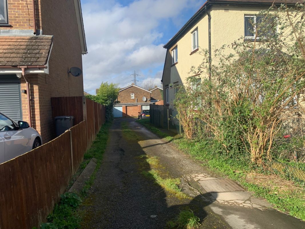 Garages to the rear of, 39 Downs Road, Dunstable, Bedfordshire, LU5 4DD Robinson And Hall