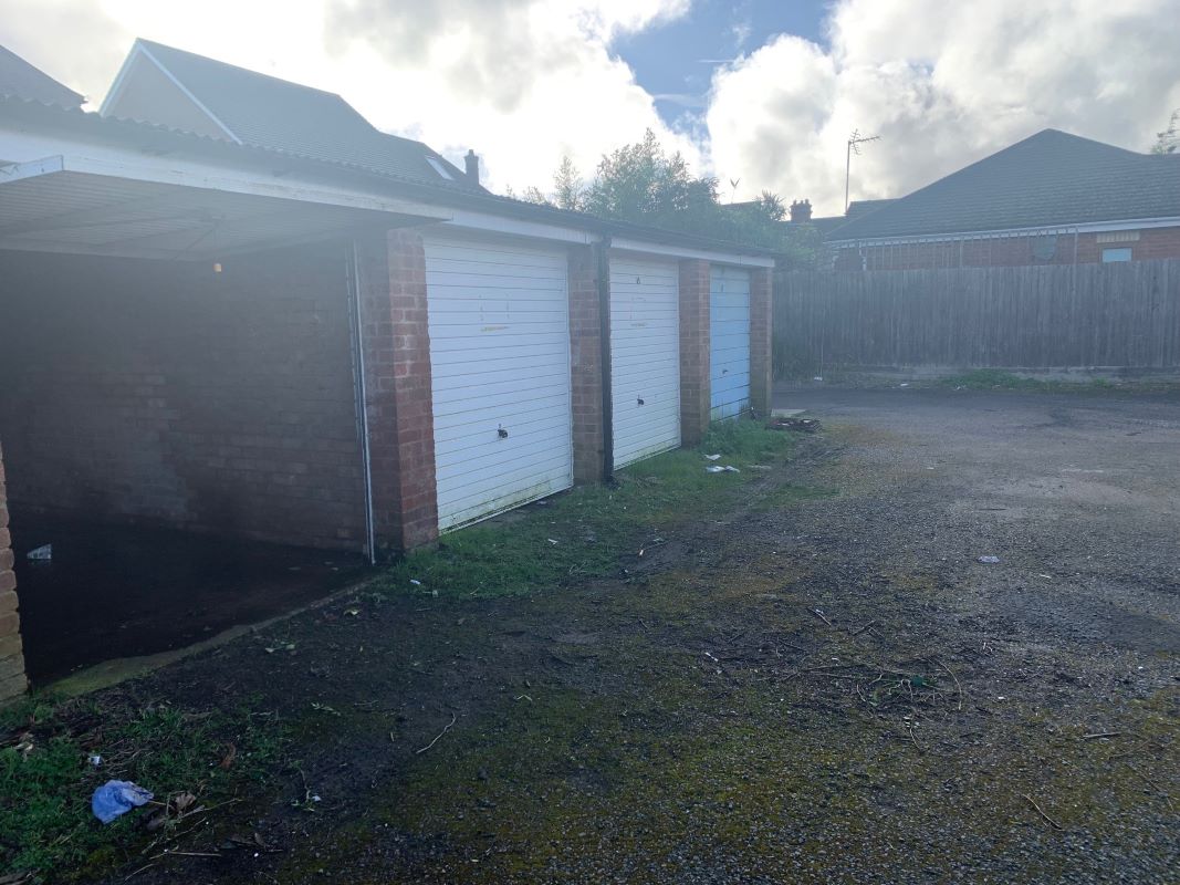 Garages to the rear of, 39 Downs Road, Dunstable, Bedfordshire, LU5 4DD