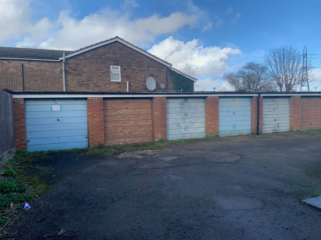 Garages to the rear of, 39 Downs Road, Dunstable, Bedfordshire, LU5 4DD