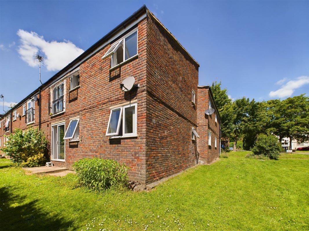 2 Warren Bank, Milton Keynes, Buckinghamshire, MK6 3AQ property image