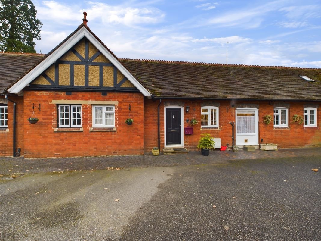 2B The Clock House, Watling Street, Little Brickhill, Buckinghamshire, MK17 9NR