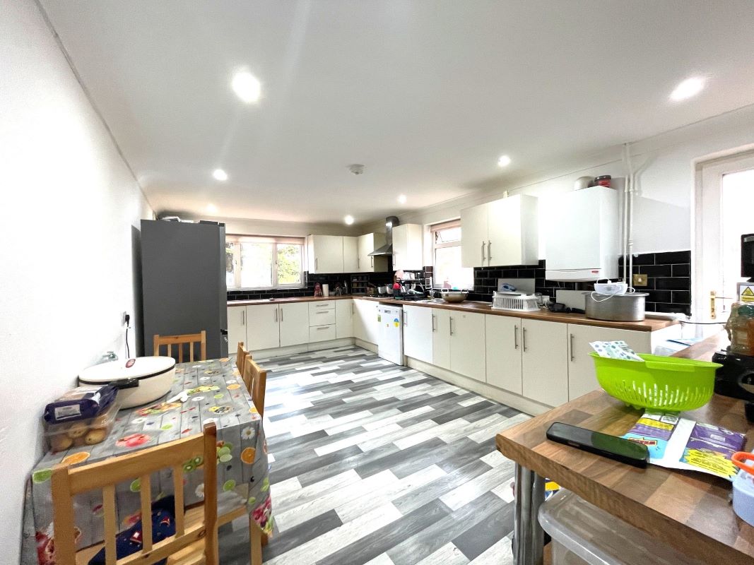 648 Dunstable Road, Luton, Bedfordshire, LU4 8SE