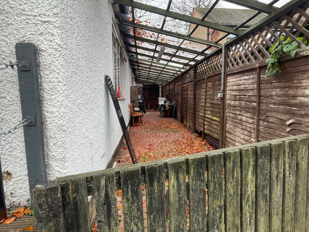 648 Dunstable Road, Luton, Bedfordshire, LU4 8SE