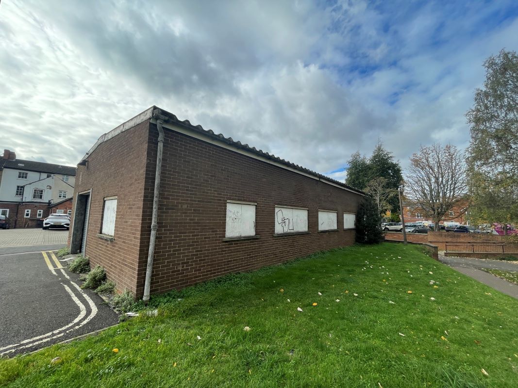 Store to the rear of 101