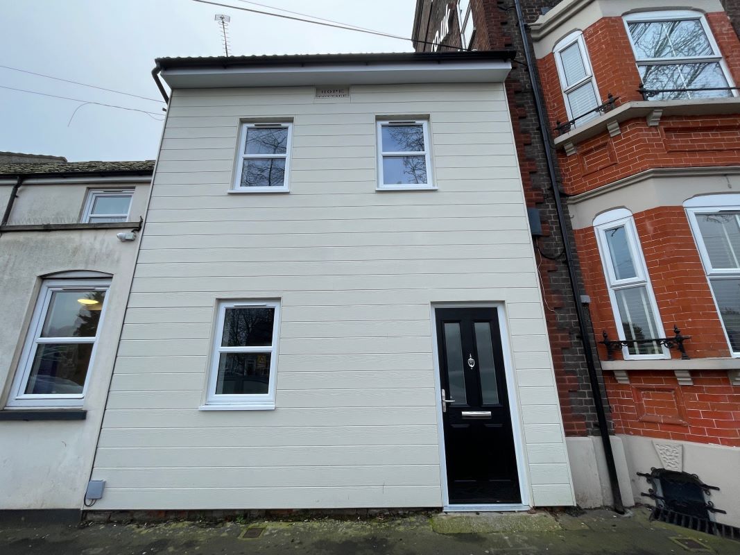 135 High Street South, Dunstable, Bedfordshire, LU6 3SQ property image