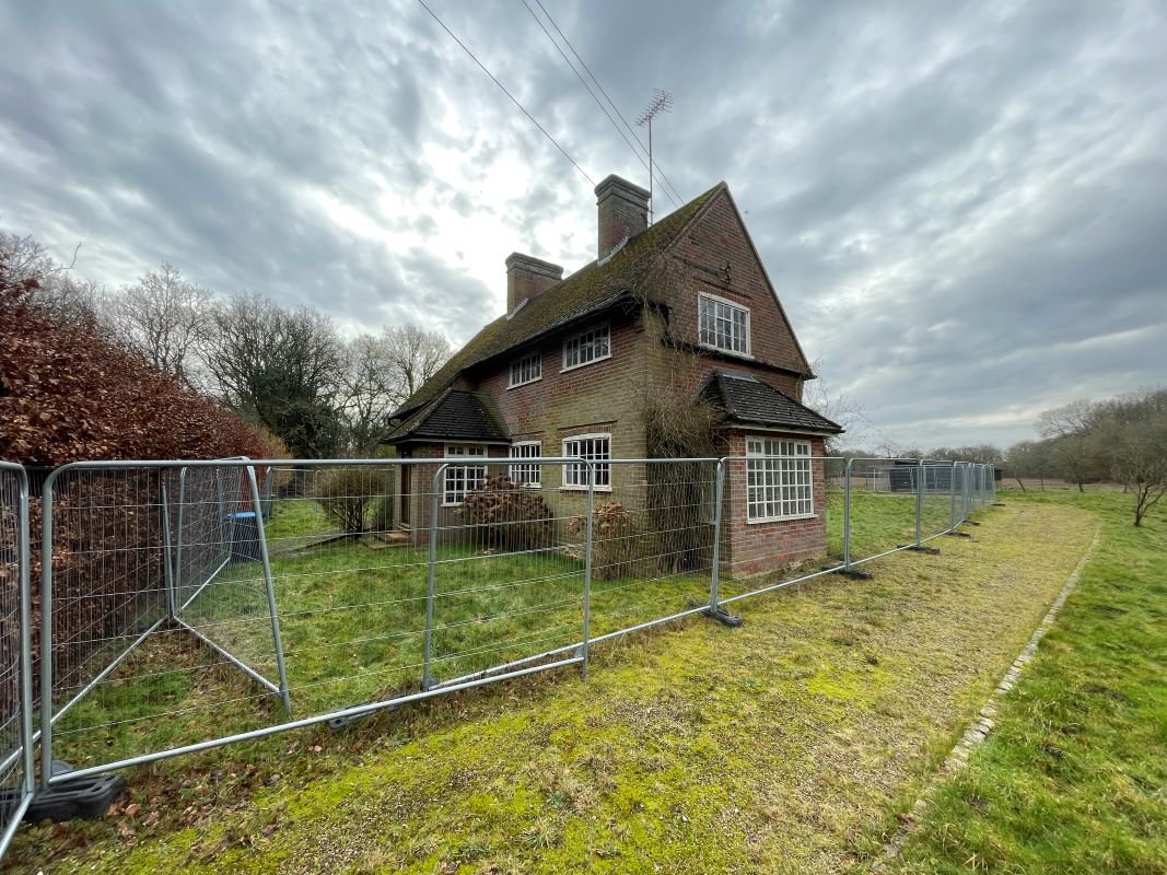 Shootersway Lodge, Shootersway, Wigginton, Hertfordshire, HP23 6JA