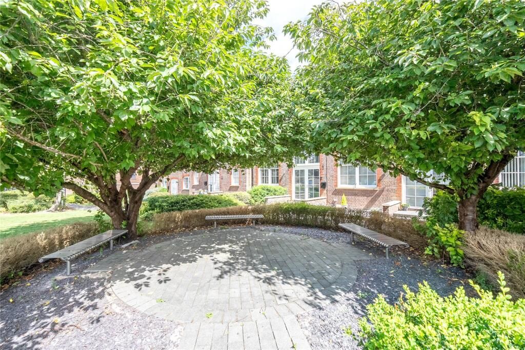 6 Old School House, Frances Drive, Dunstable, Bedfordshire, LU6 1GF