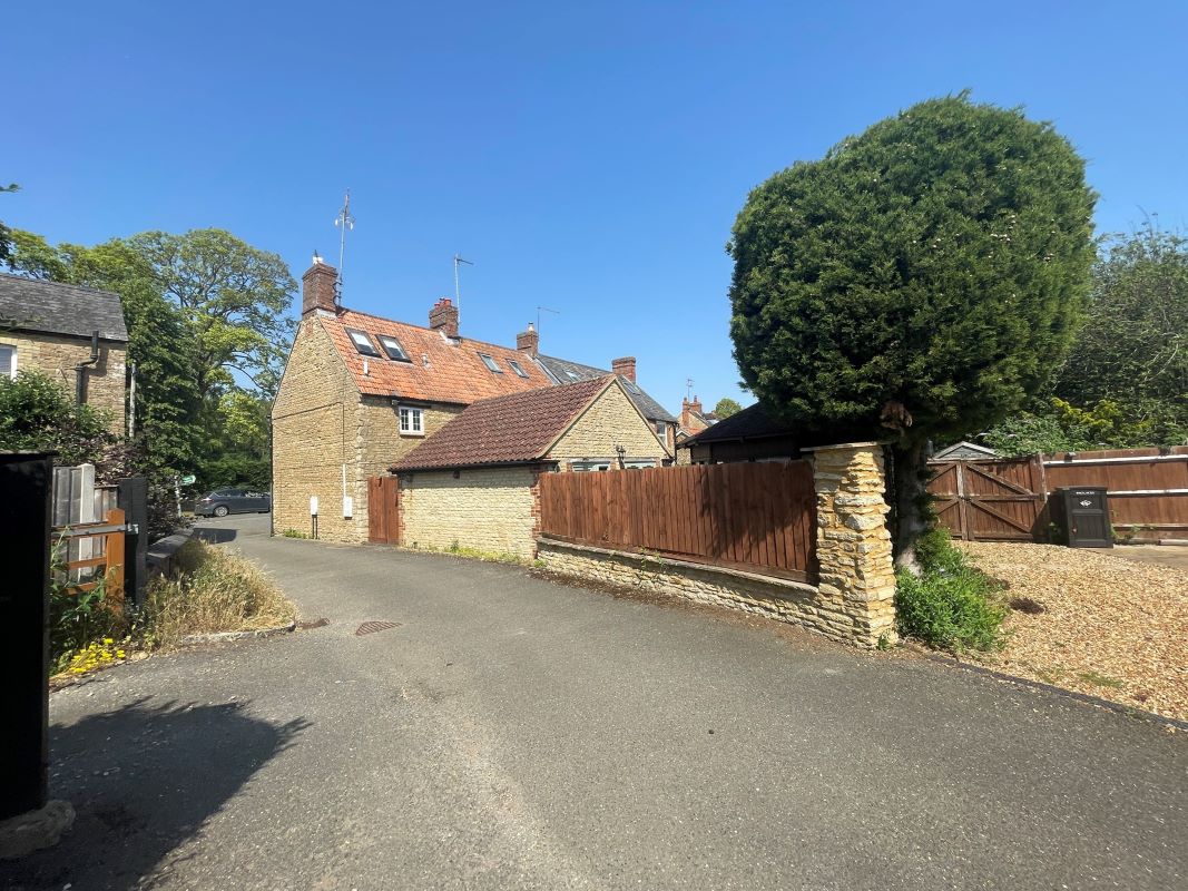 13 Northampton Rd, Lavendon, Olney MK46 4EY