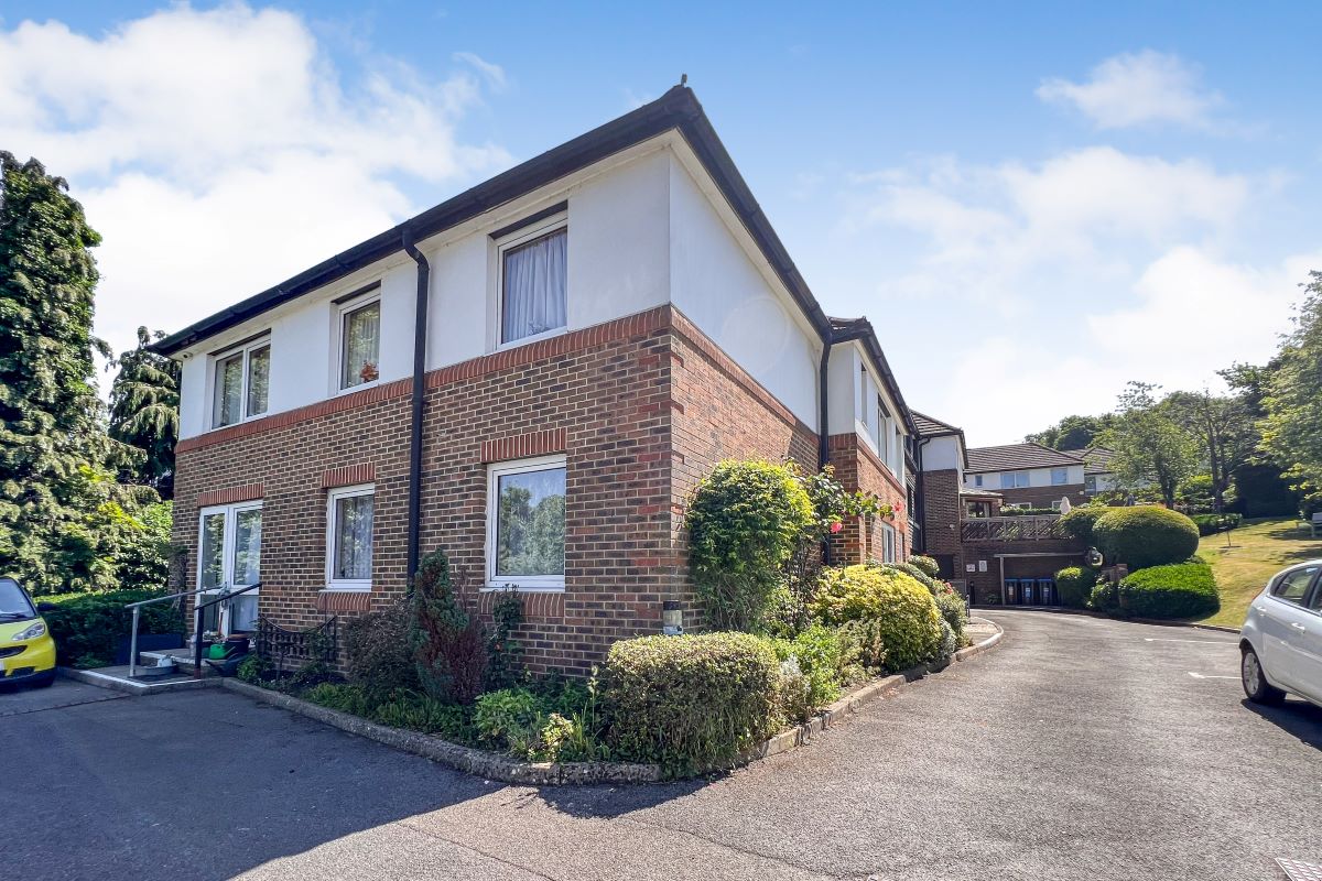 Flat 30 Valley Court, Beechwood Gardens, Caterham, Surrey, CR3 6NR
