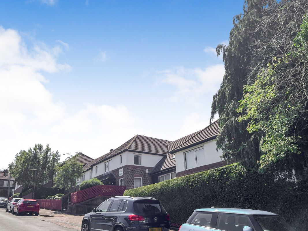 Flat 30 Valley Court, Beechwood Gardens, Caterham, Surrey, CR3 6NR