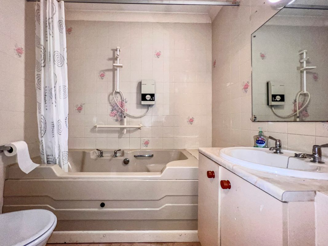 Flat 30 Valley Court, Beechwood Gardens, Caterham, Surrey, CR3 6NR