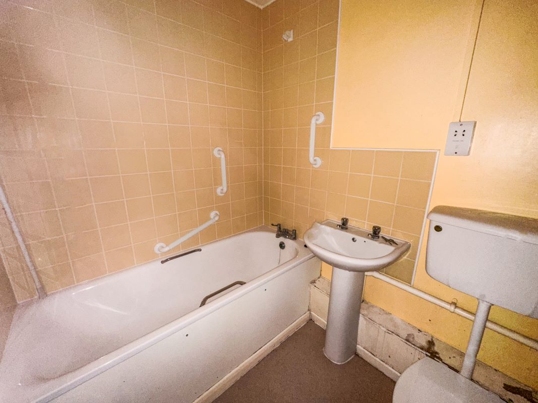 25 Victor Court, Hornchurch, Essex, RM12 4XF