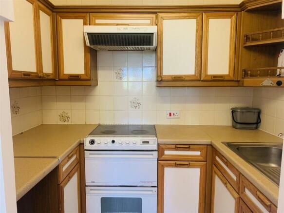 Flat 30 Valley Court, Beechwood Gardens, Caterham, Surrey, CR3 6NR