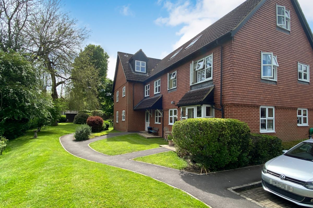 33 Castle Court, River Park, Marlborough, Wiltshire, SN8 1XG