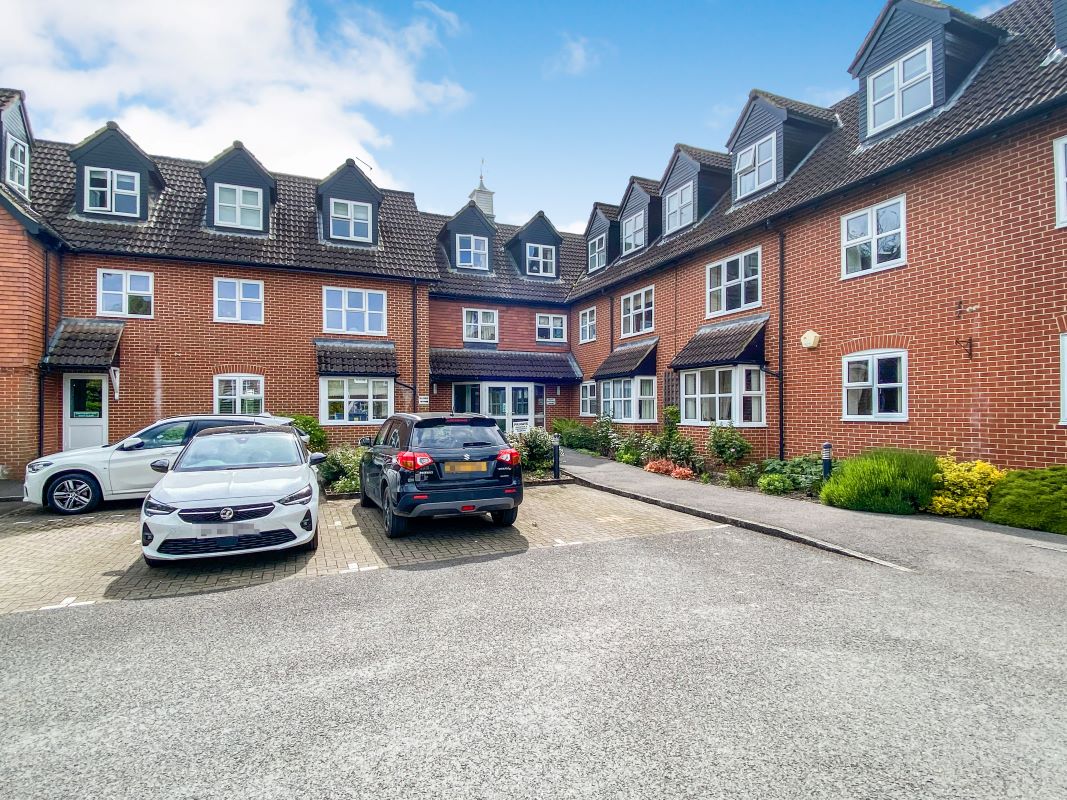 33 Castle Court, River Park, Marlborough, Wiltshire, SN8 1XG