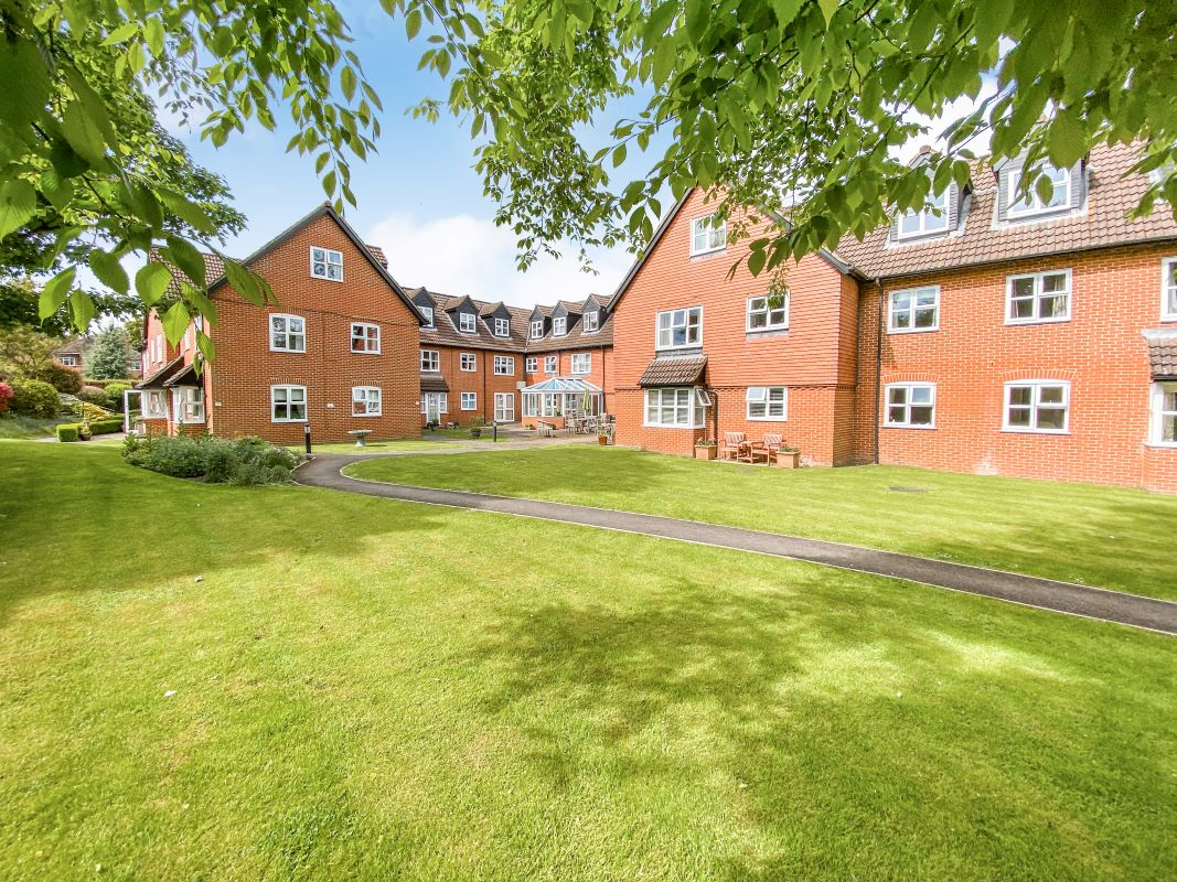 33 Castle Court, River Park, Marlborough, Wiltshire, SN8 1XG