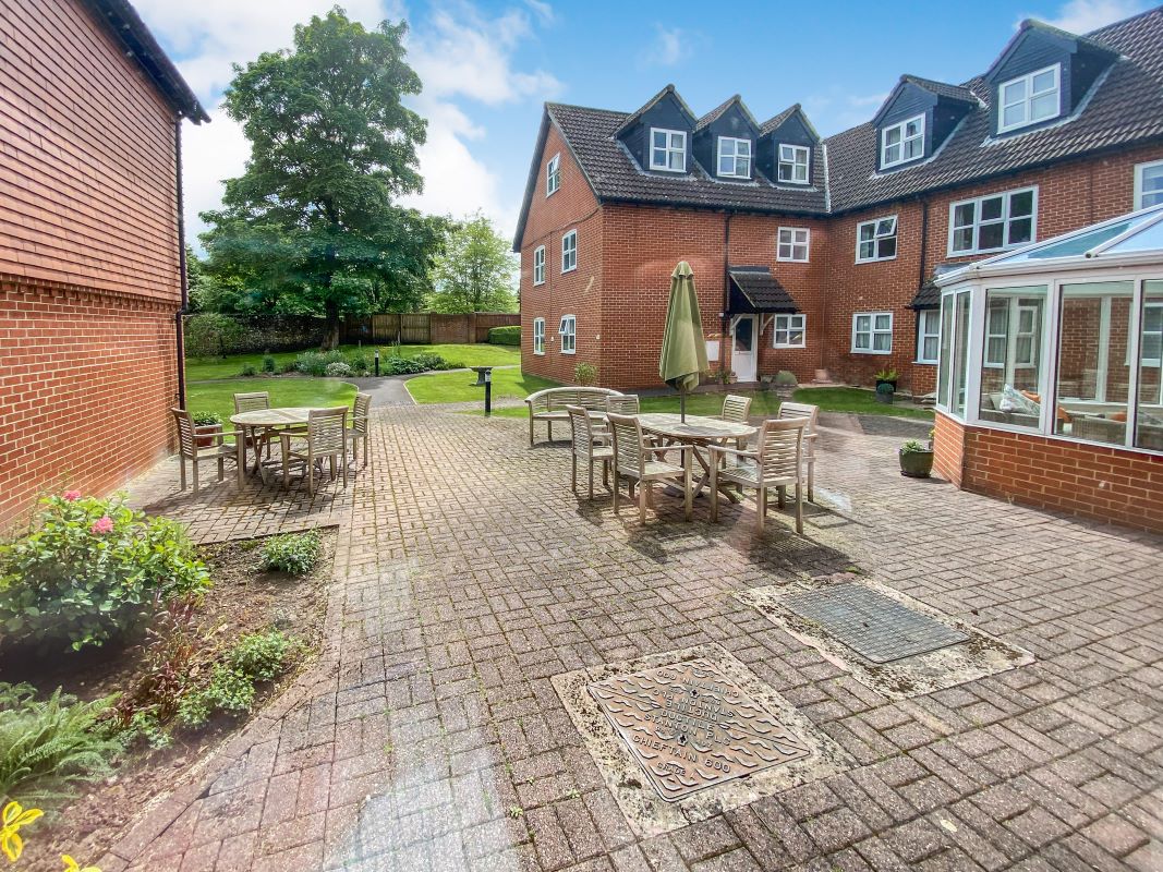 33 Castle Court, River Park, Marlborough, Wiltshire, SN8 1XG