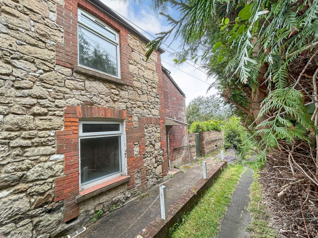 1 Finsbury Cottages, 65 School Green Road, Freshwater, Isle of Wight, PO40 9AU