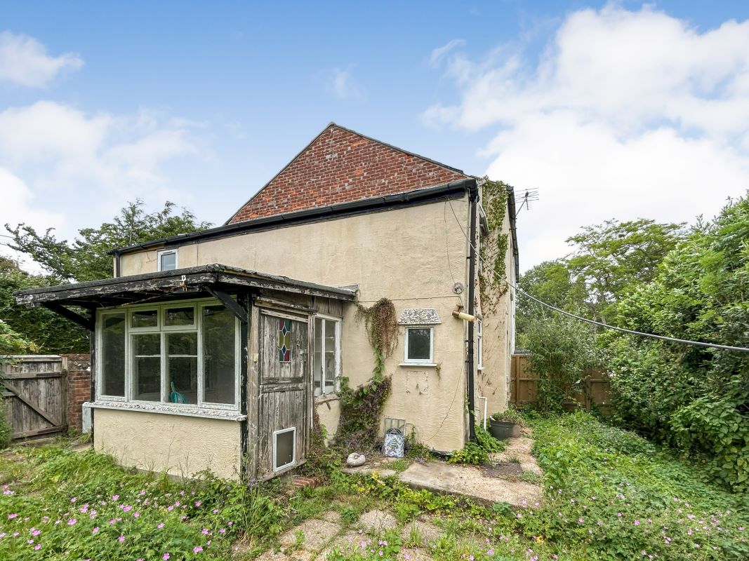 1 Finsbury Cottages, 65 School Green Road, Freshwater, Isle of Wight, PO40 9AU