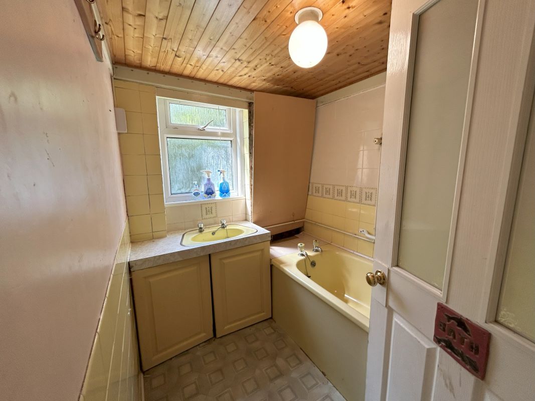 1 Finsbury Cottages, 65 School Green Road, Freshwater, Isle of Wight, PO40 9AU