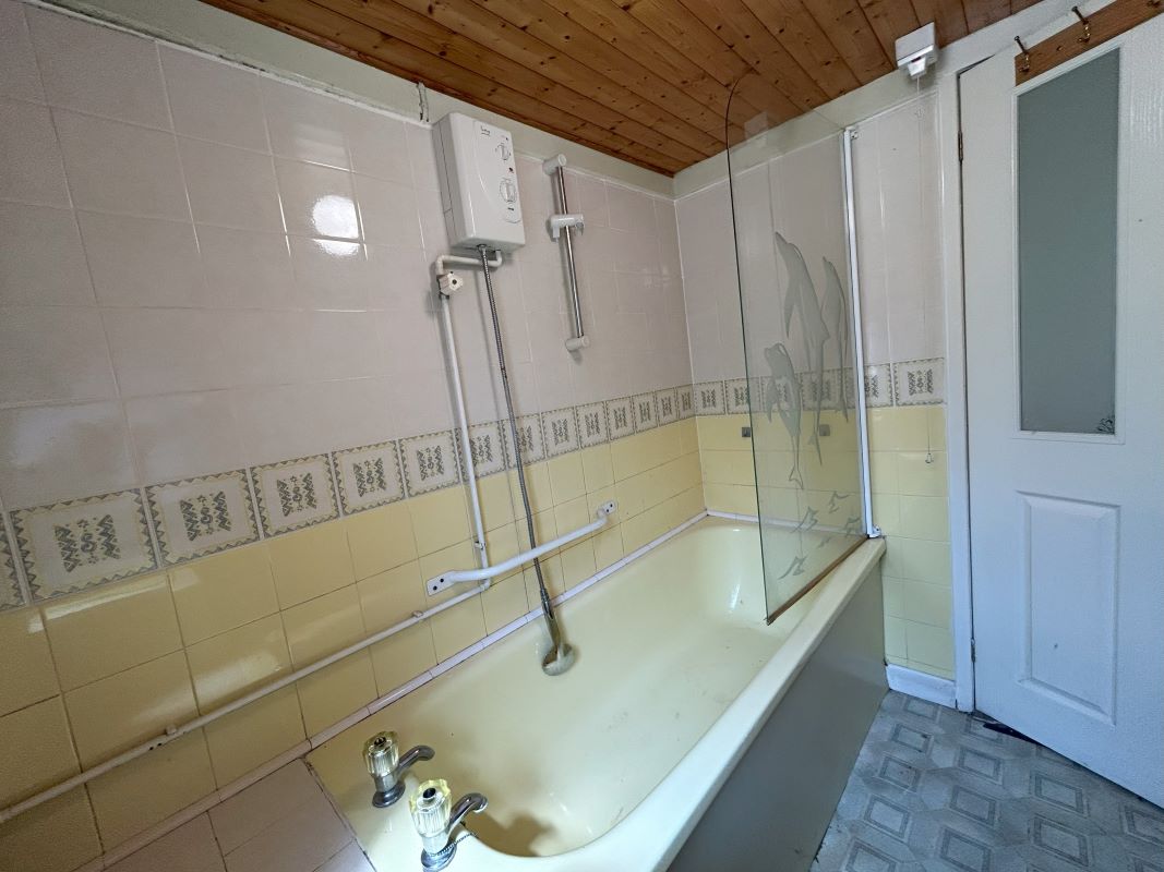 1 Finsbury Cottages, 65 School Green Road, Freshwater, Isle of Wight, PO40 9AU