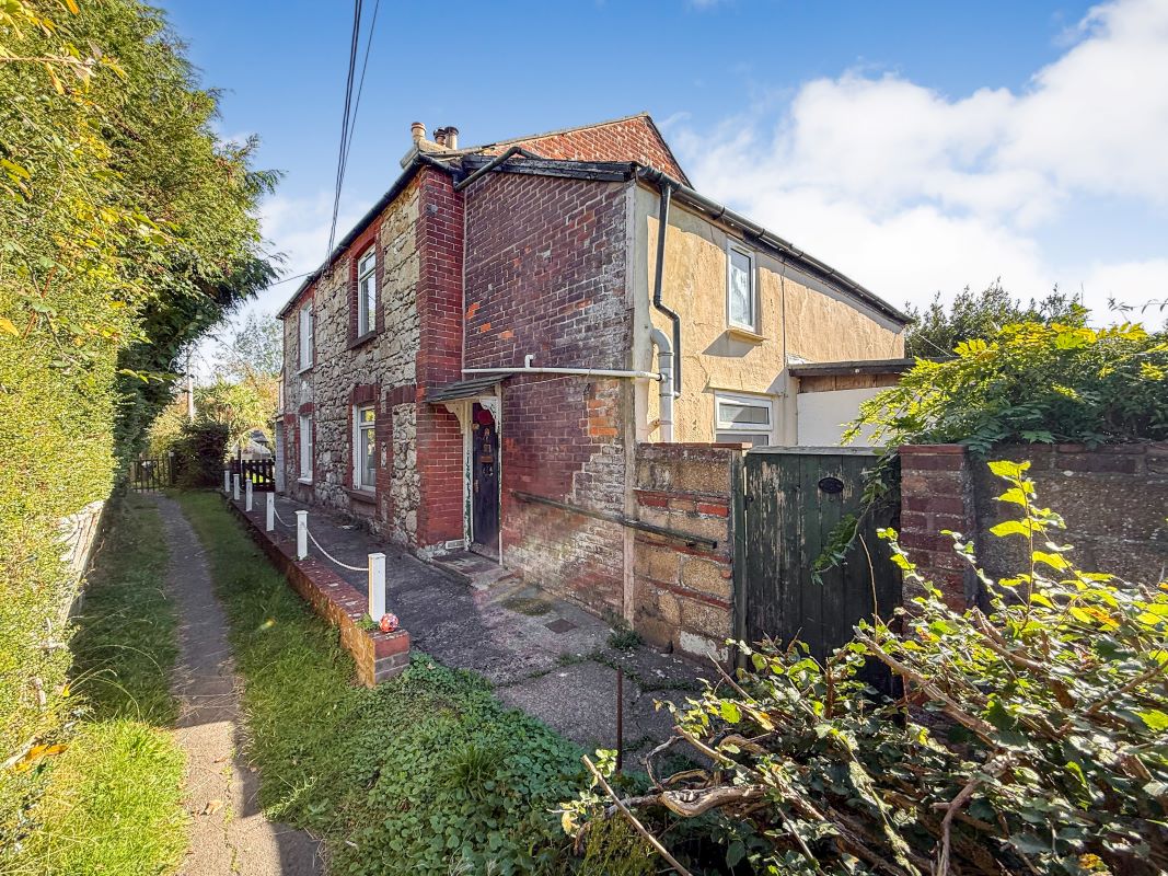 1 Finsbury Cottages, 65 School Green Road, Freshwater, Isle of Wight, PO40 9AU