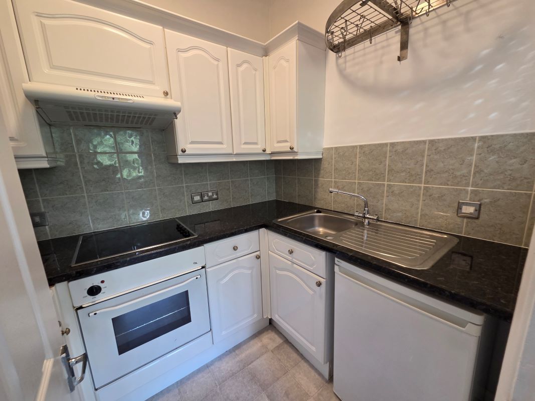 Flat 14 Bay Fort Mansions, Warren Road, Torquay, Devon, TQ2 5TN