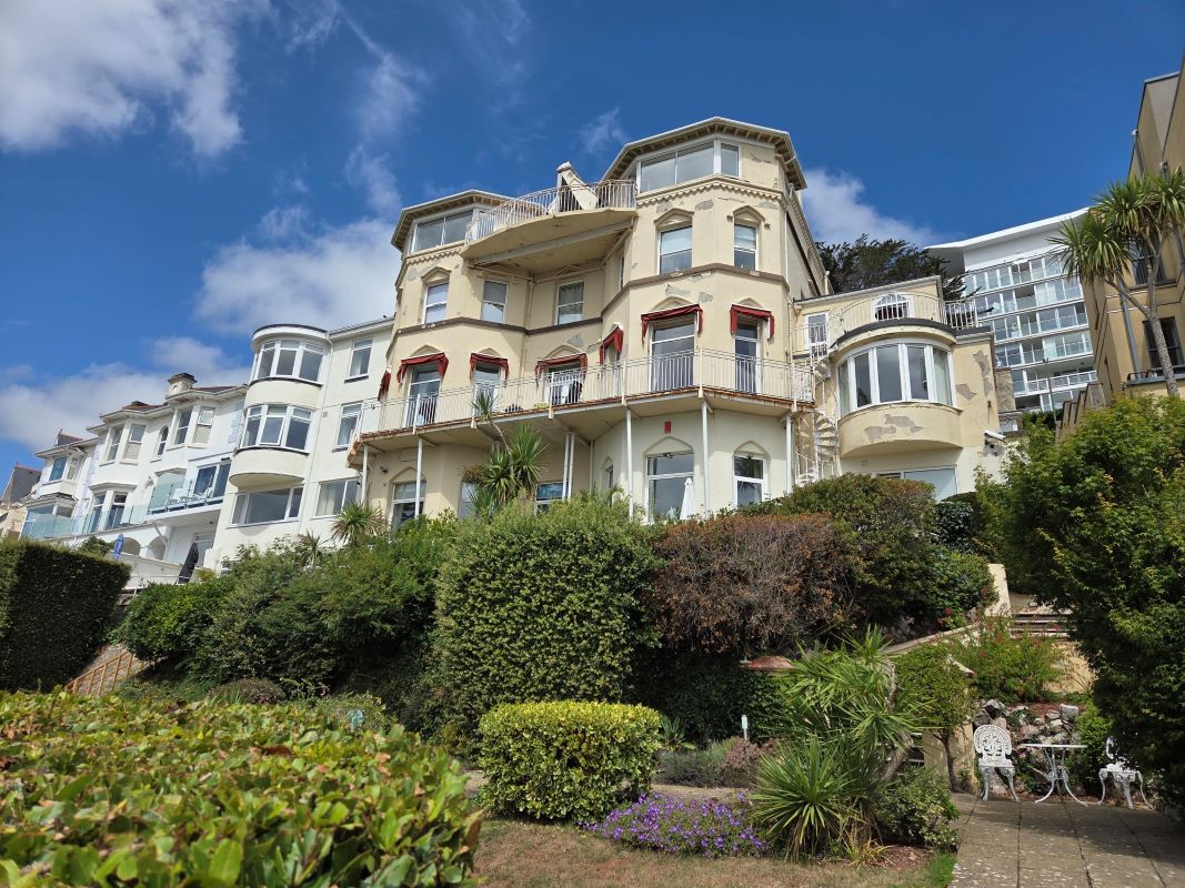 Flat 14 Bay Fort Mansions, Warren Road, Torquay, Devon, TQ2 5TN