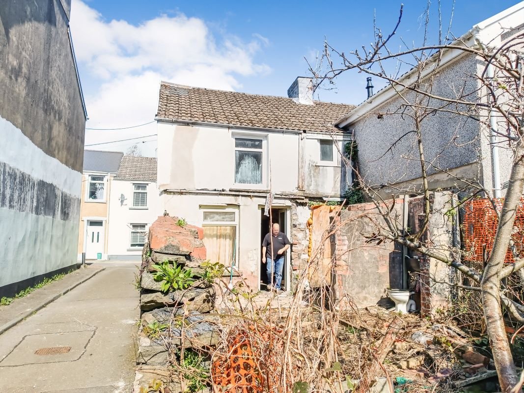 16 Davis Street, Aberdare, Mid Glamorgan, CF44 6UR