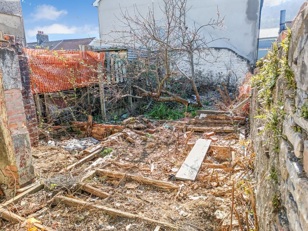 16 Davis Street, Aberdare, Mid Glamorgan, CF44 6UR