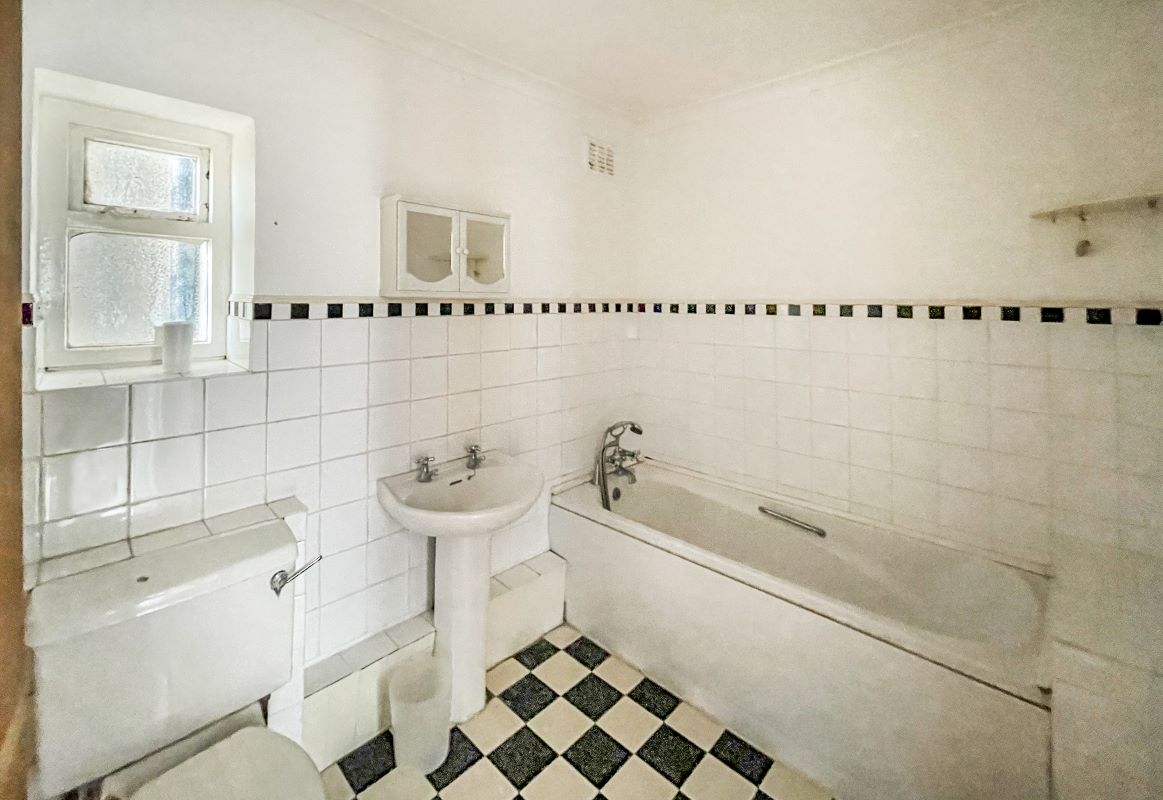 Flat 3, 74 Richmond Road, Worthing, West Sussex, BN11 4AF