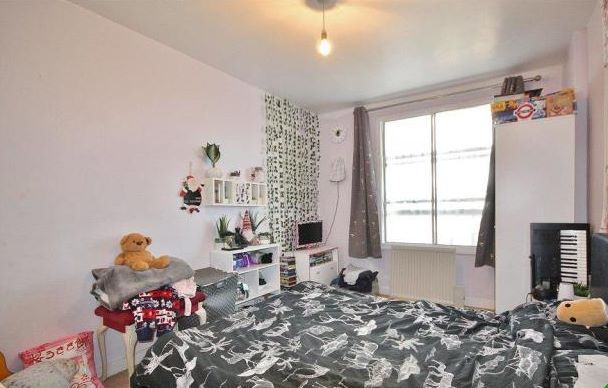 Flat 10 Isobel House, Staines Road West, Sunbury-on-Thames, Middlesex, TW16 7BD