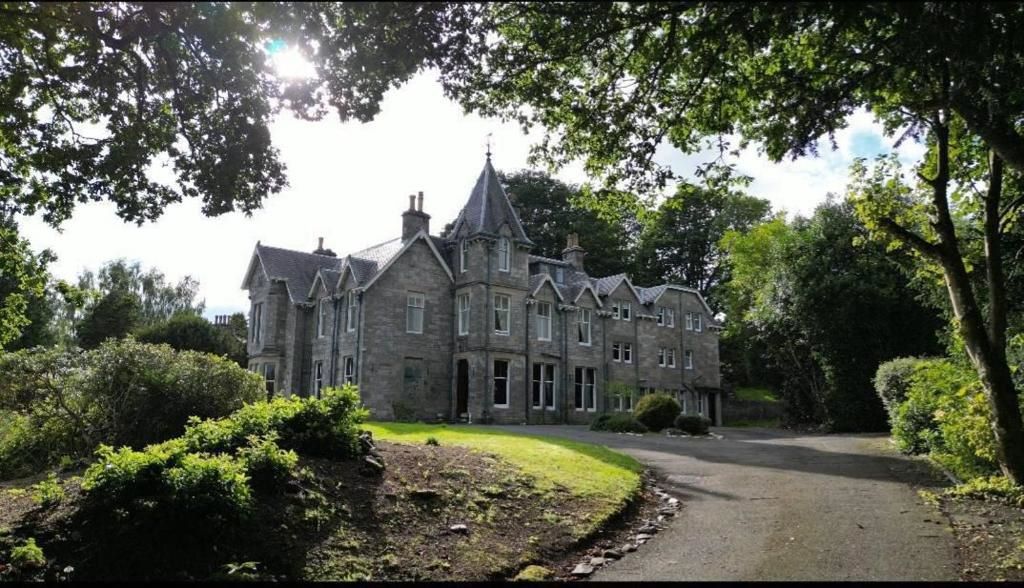Wellwood Manor, a distinctive and spacious property