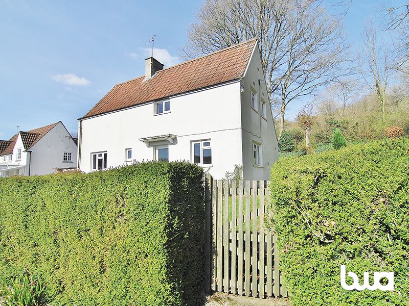 3 bedroom detached house in Stroud Property auctions Bond Wolfe