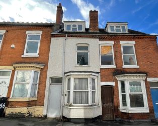 4 bedroom mid terraced house in Walsall