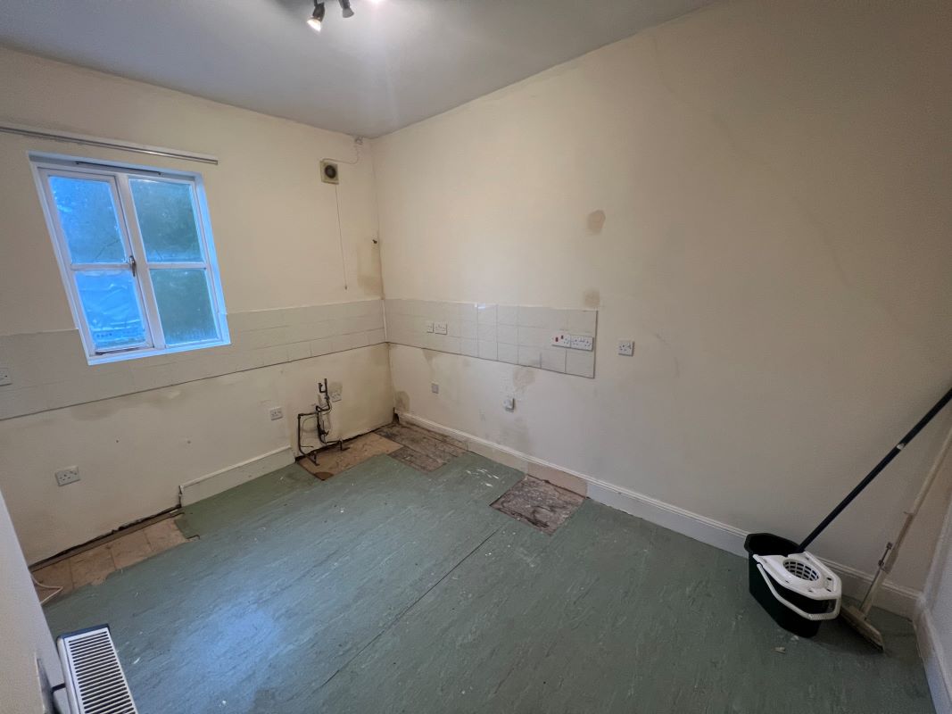 3 bedroom mid terraced house in Telford Property auctions Bond Wolfe