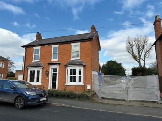 4 bedroom detached development opportunity with planning in Droitwich